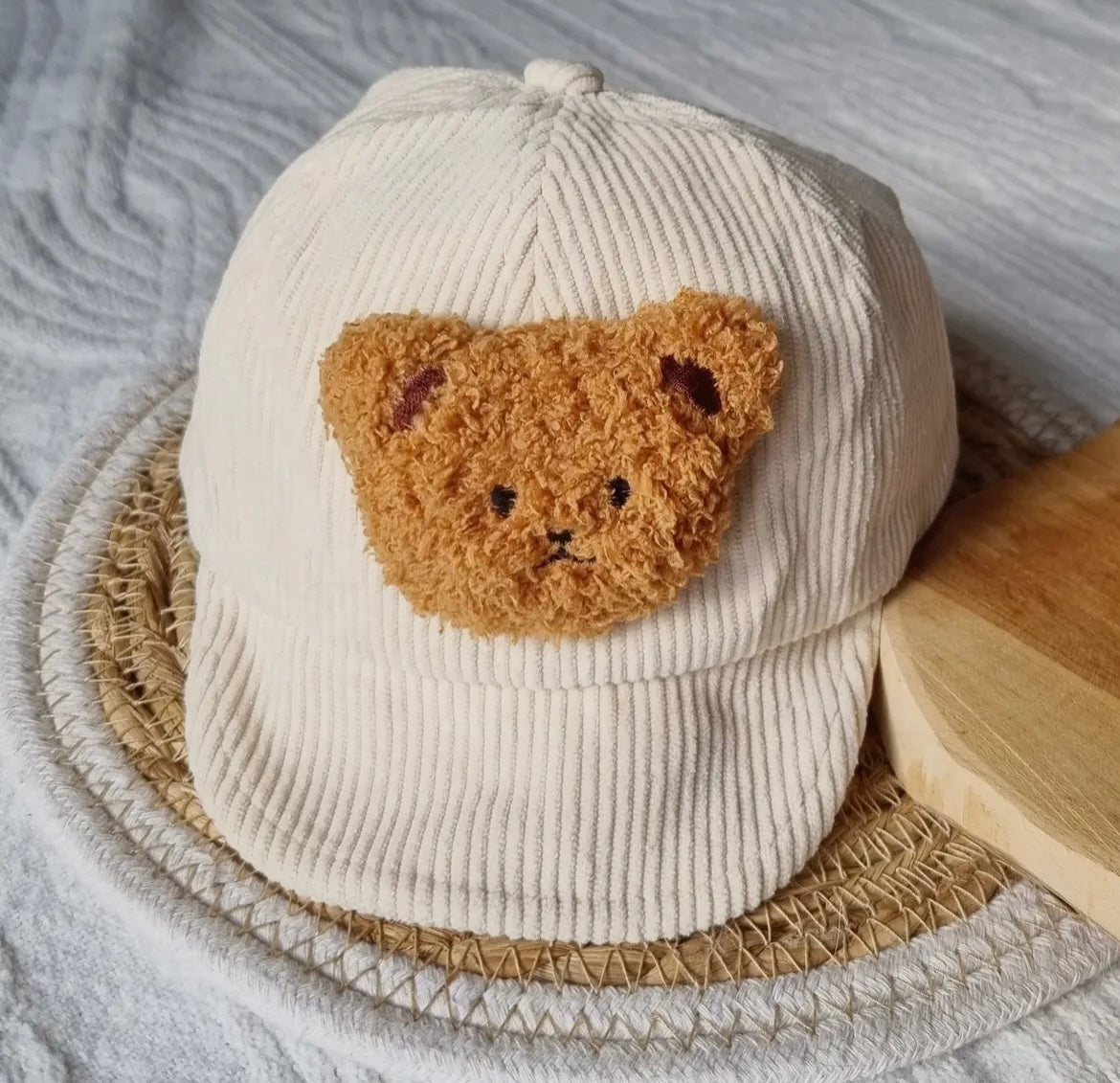 Beigefarbene Baby-/Kindermütze aus Kord mit Teddybär