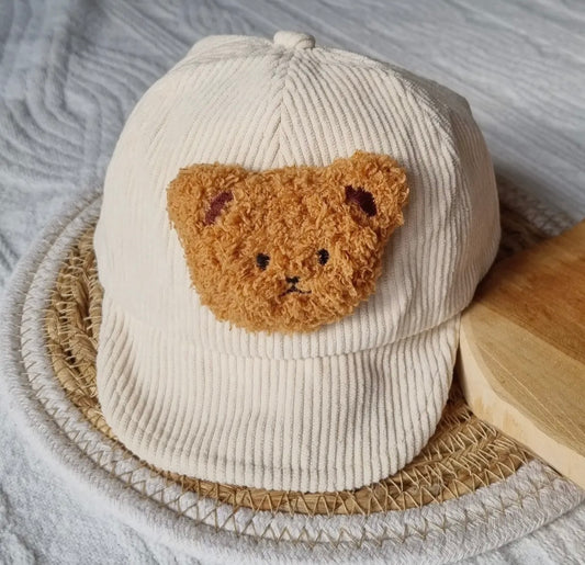 Beigefarbene Baby-/Kindermütze aus Kord mit Teddybär