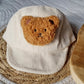 Beigefarbene Baby-/Kindermütze aus Kord mit Teddybär