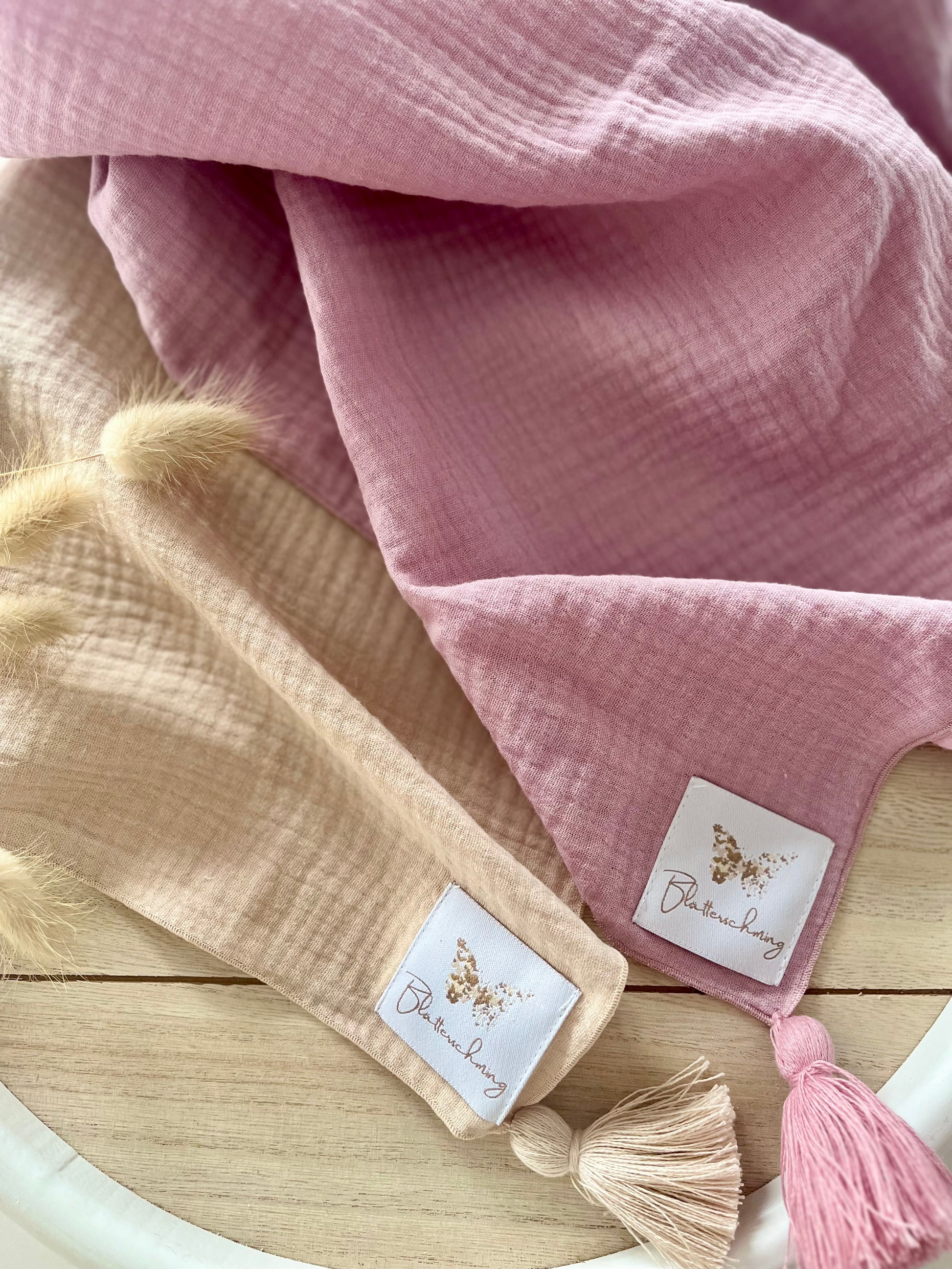 Musselin Babydecke
Musselin Decke
Musselin Babydecke Sommer
Musselin Decke Baby
Musselintuch Baby
Musselintuch Baby Rosa
Musselintuch Baby Beige
XL Musselintuch
Kuschelweiche Baby Musselintücher
Pucktuch Baby Musselin
Stilltuch Baby Musselin
Kuscheltuch Baby