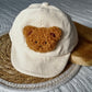 Beigefarbene Baby-/Kindermütze aus Kord mit Teddybär