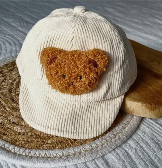 Beigefarbene Baby-/Kindermütze aus Kord mit Teddybär