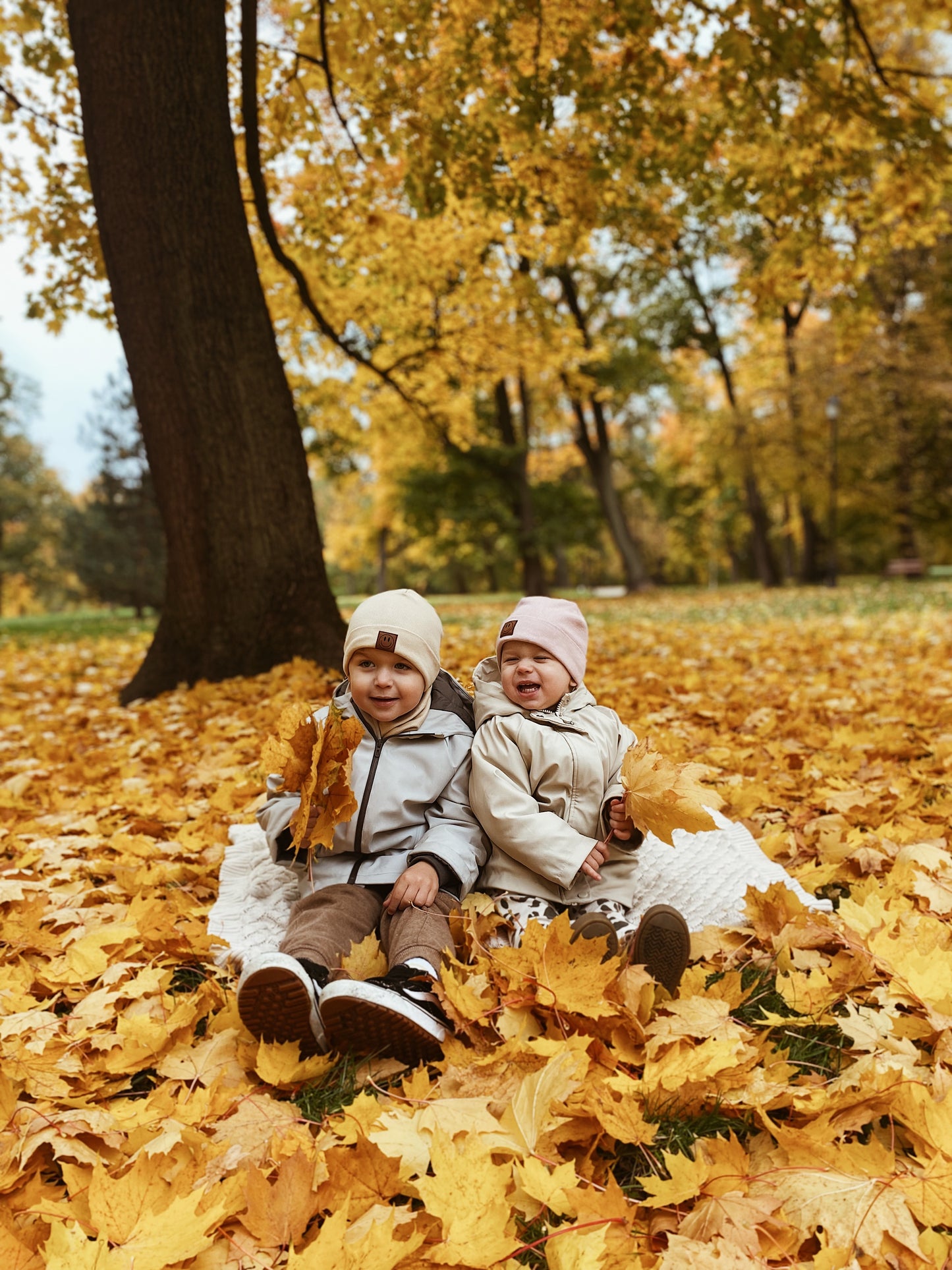 Set: Gerippte Beanie Mütze mit Loop Schal für Babys & Kinder - Motiv Smile