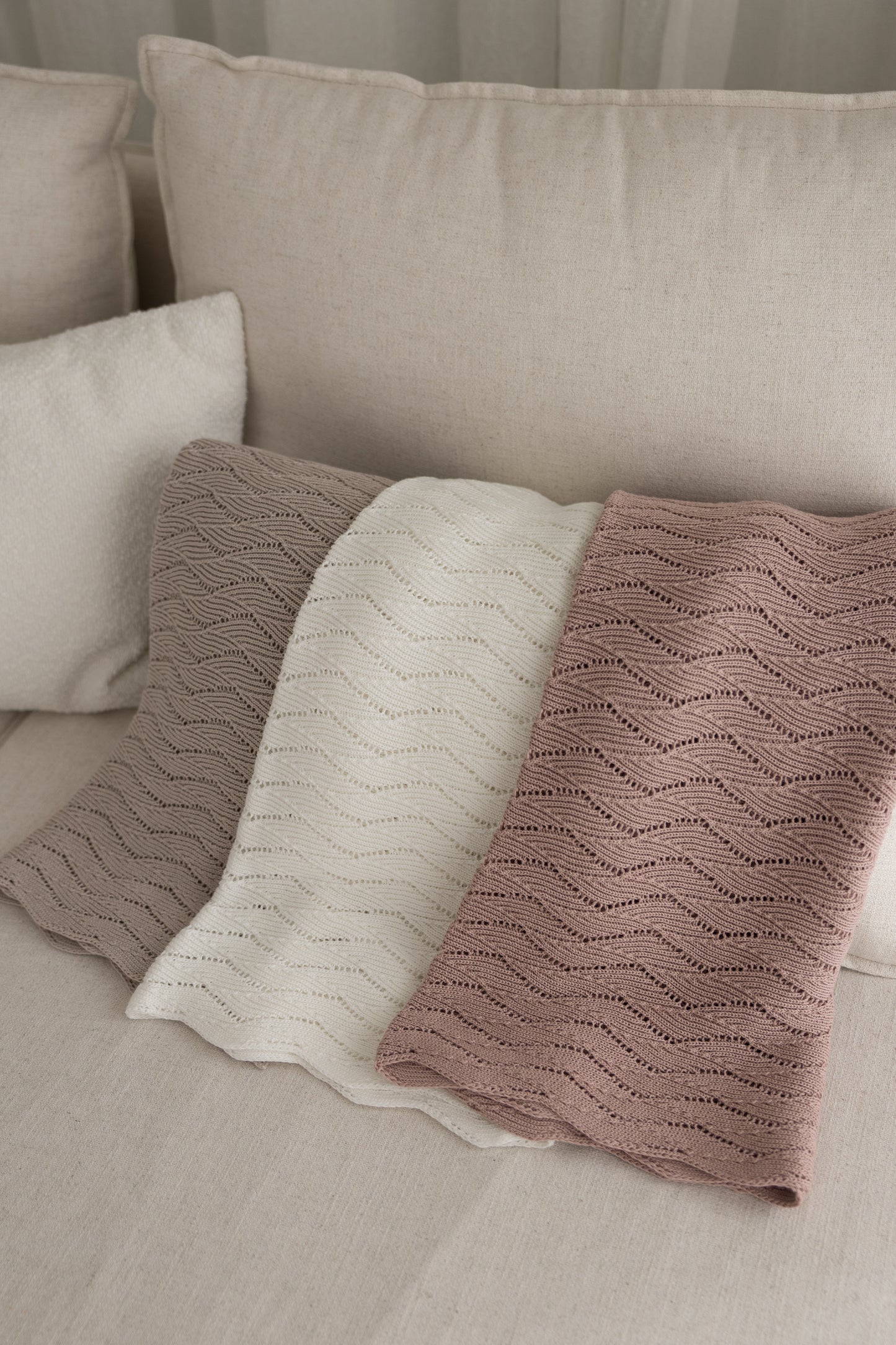 Babydecke Baumwolle 
Sommerdecke Baby 
Babydecke weiß
Kuscheldecke Baby 
Strickdecke Baby
Gestrickte Babydecke 
Blätterschming Babydecke