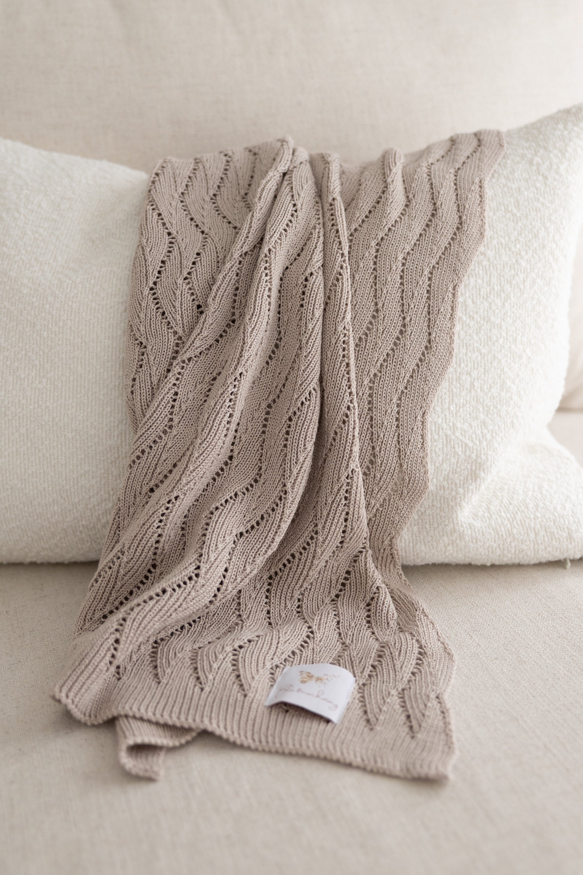 Babydecke Baumwolle Sand
Sommerdecke Baby Sand
Babydecke sand
Kuscheldecke Baby sand
Strickdecke Baby sand
Gestrickte Babydecke sand
Blätterschming Babydecke