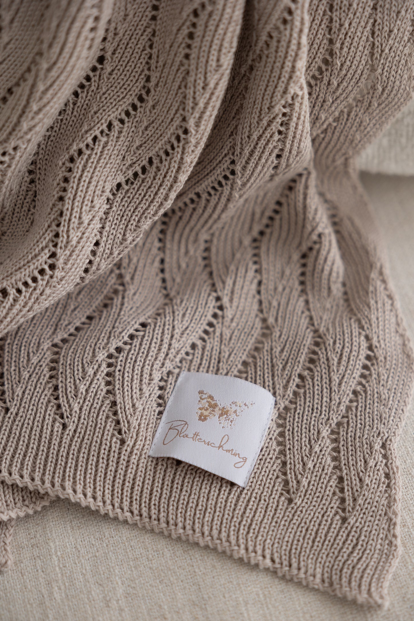 Babydecke Baumwolle Sand
Sommerdecke Baby Sand
Babydecke sand
Kuscheldecke Baby sand
Strickdecke Baby sand
Gestrickte Babydecke sand
Blätterschming Babydecke