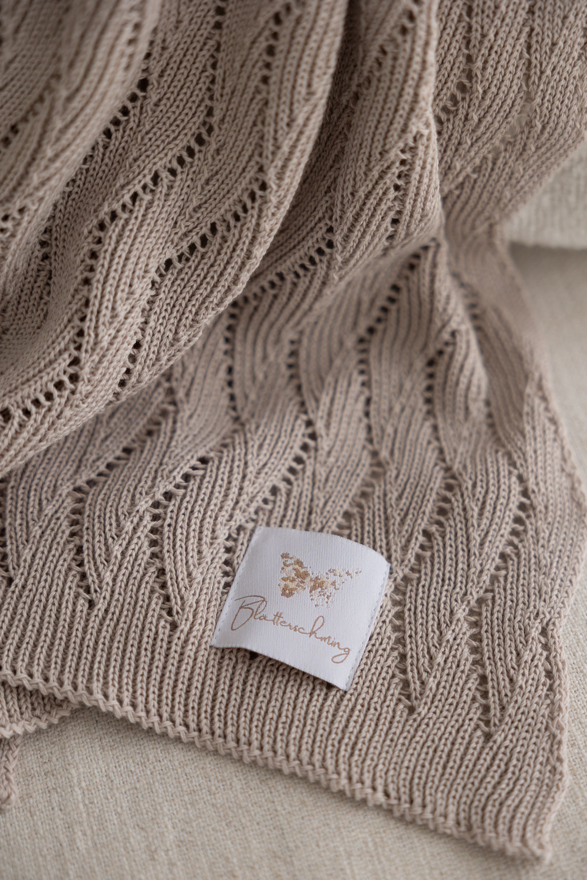 Babydecke Baumwolle Sand
Sommerdecke Baby Sand
Babydecke sand
Kuscheldecke Baby sand
Strickdecke Baby sand
Gestrickte Babydecke sand
Blätterschming Babydecke
