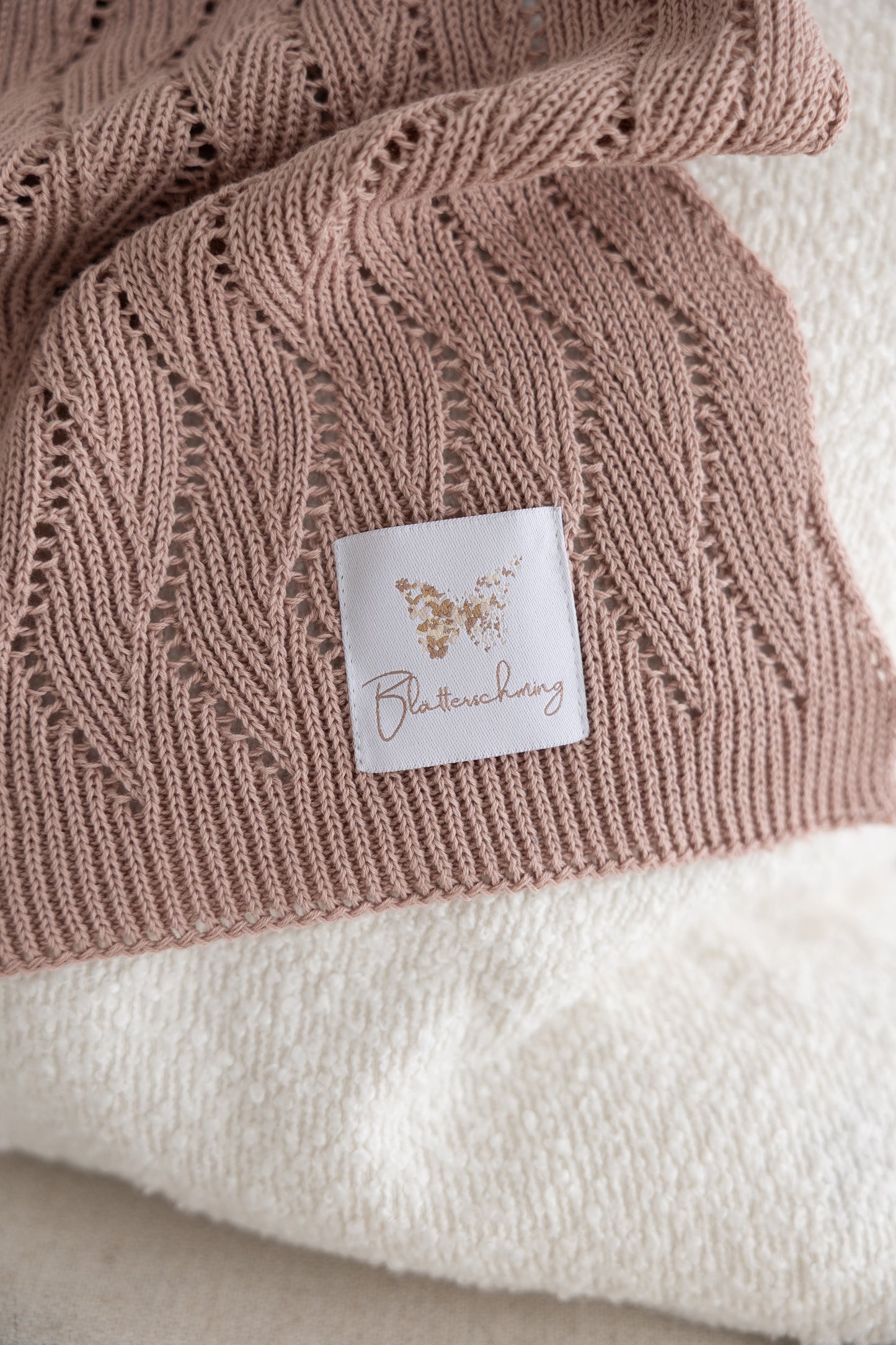 Babydecke Baumwolle rosa
Sommerdecke Baby rosa
Babydecke rosa
Kuscheldecke Baby rosa
Strickdecke Baby rosa
Gestrickte Babydecke rosa
Blätterschming Babydecke