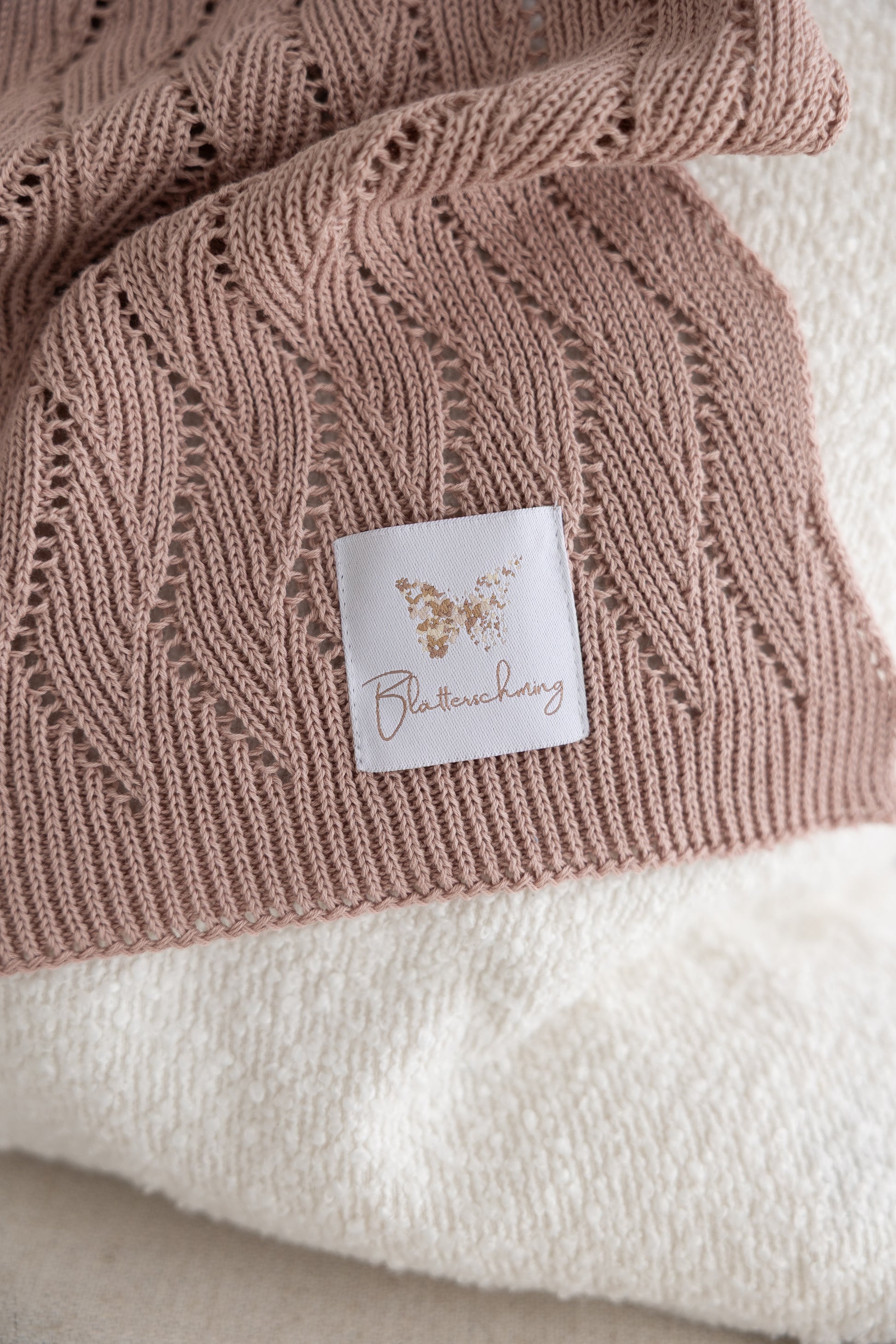Babydecke Baumwolle rosa
Sommerdecke Baby rosa
Babydecke rosa
Kuscheldecke Baby rosa
Strickdecke Baby rosa
Gestrickte Babydecke rosa
Blätterschming Babydecke